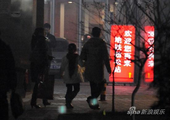 小陶虹素颜就餐照料小女孩【图】