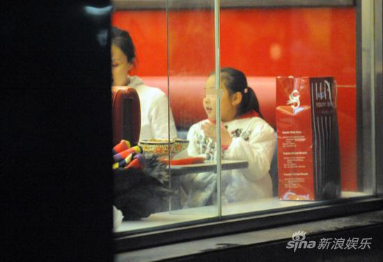 小陶虹素颜就餐照料小女孩【图】