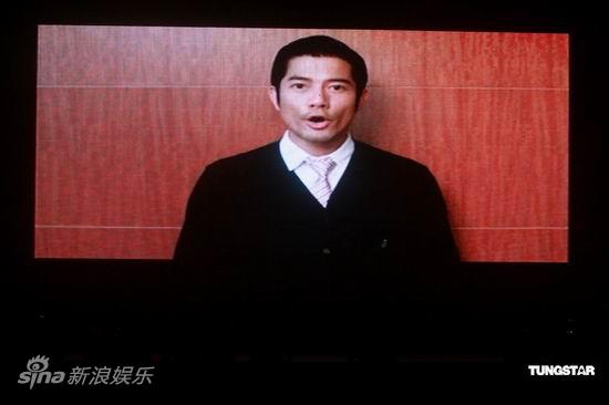 图文:香港演艺界赈灾--郭富城通过VCR祈祷