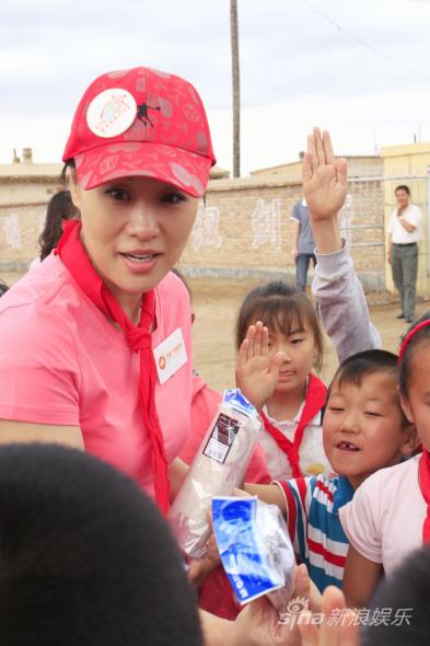 图文:邬君梅任爱心大使-邬君梅给孩子们发文具