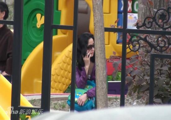 图文:刘蓓离婚后自强自立-刘蓓看孩子玩耍