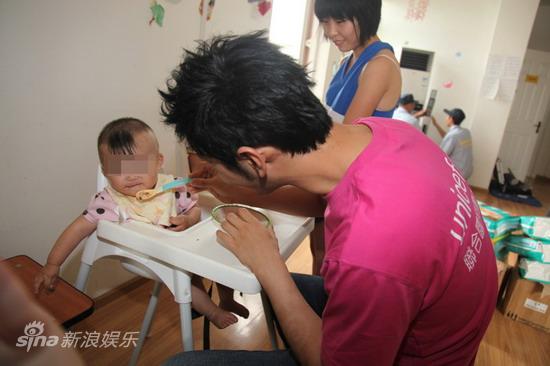 图文：黄晓明看望重症弃婴-喂食小宝宝