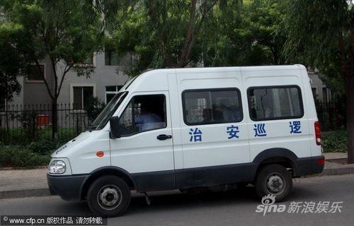 组图:郭德纲门前警车巡逻 标语醒目戒备森严