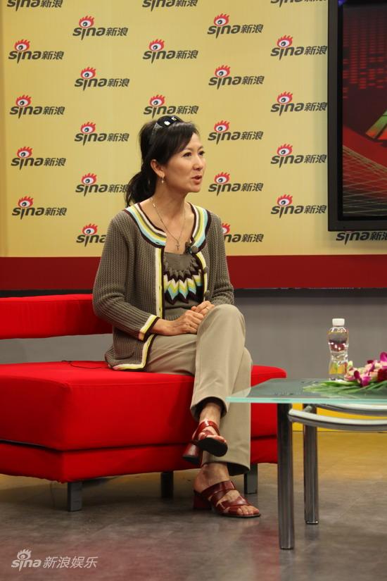 图文:陈美琪做客新浪-陈美琪裤装亮相