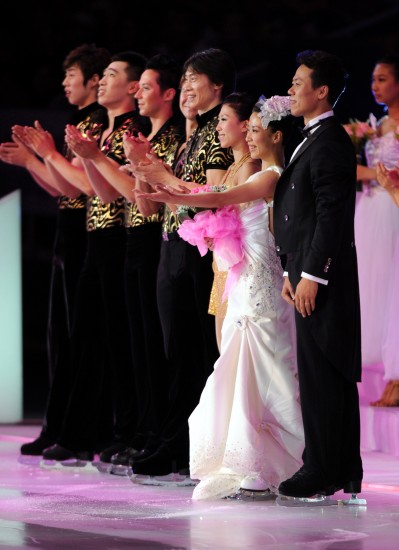 图文申雪赵宏博婚礼申雪赵宏博向观众致意