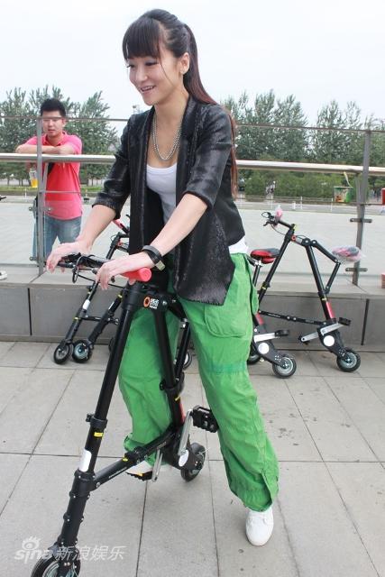 图文:陈紫函亮相时尚运动会-不会骑自行车