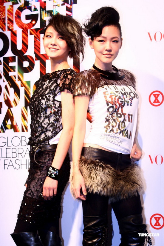 组图大小s同台气势足小s搔首弄姿大摆pose