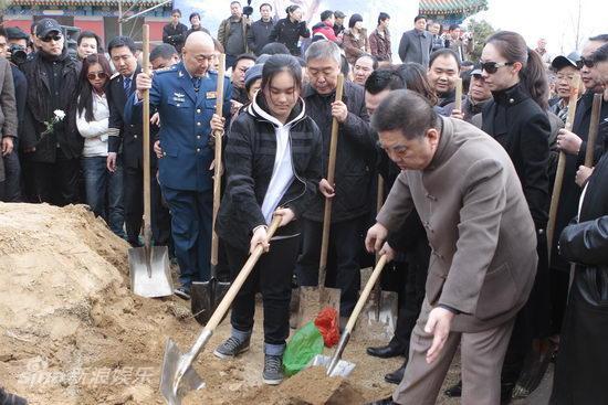 图文:侯耀文安葬仪式--侯耀文小女儿妞妞