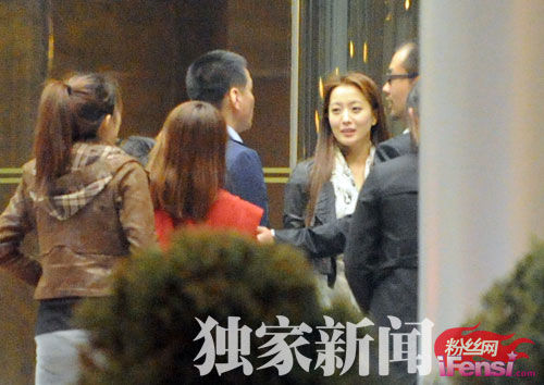 金喜善与人倾谈