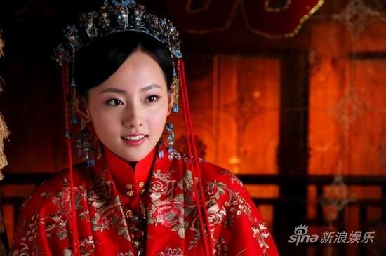 张嘉倪红装妩媚