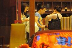 郝蕾外出就餐卷发睡衣现身新男友疑似曝光(图)