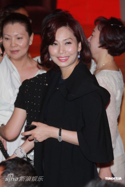 邝美云