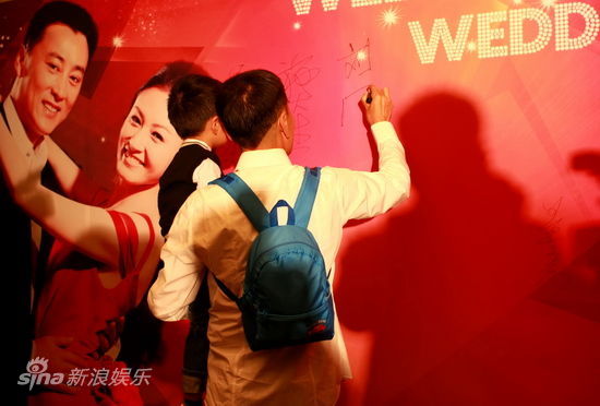 刘威背儿子的小书包