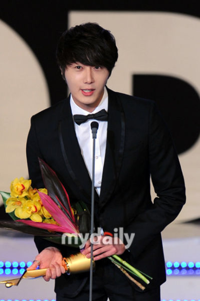 图文:众星出席亚洲模特盛典--丁一宇领奖