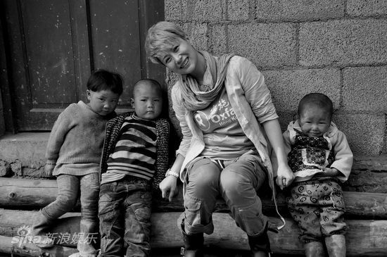 图文:海清探访贵州贫困山区-开心与孩子们合影
