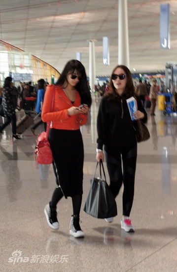 图文:张雨绮橘衣现身机场-低头玩手机