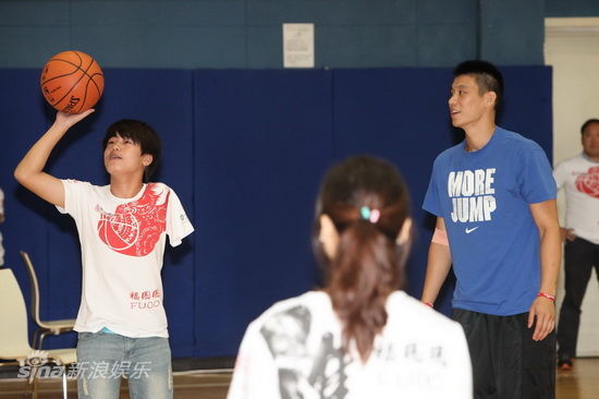图文:林书豪陪孩子打球-教导独臂孩子投篮