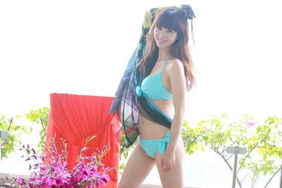 柳岩比基尼写真演绎夏日清凉(组图)