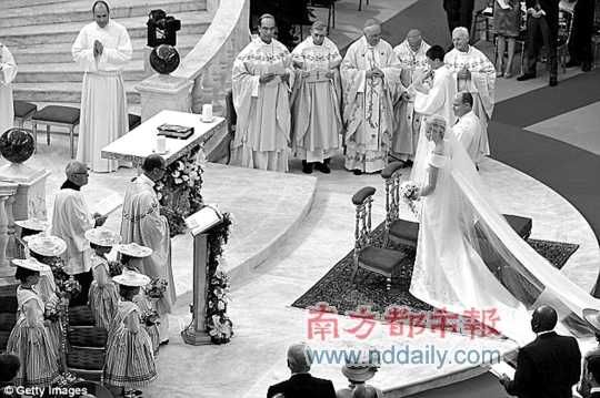 2日17时，宗教婚礼在王宫广场举行