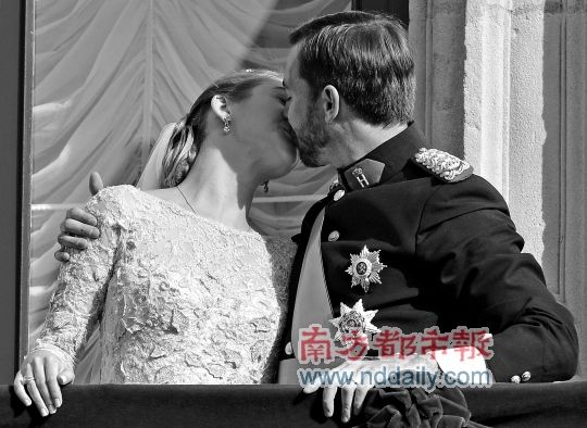 新婚的卢森堡大公储夫妇接吻