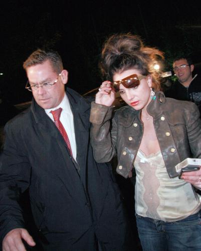 布兰妮肩带下滑风骚爆乳 透视装卖弄性感【图】