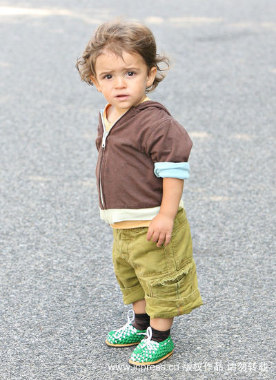 组图:马修-麦康纳爱子踉跄学步 小模样瞪狗仔