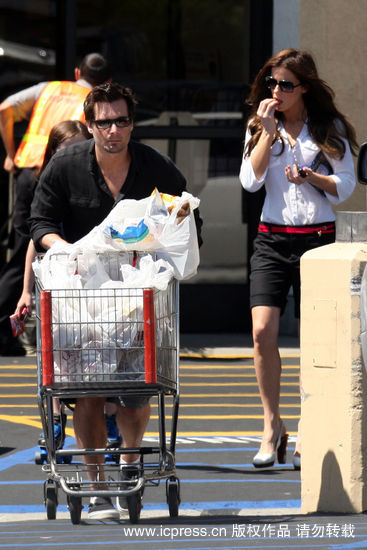 组图:凯特-贝金赛尔全家出动 老公当模范丈夫