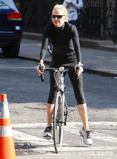 组图:娜奥米-沃茨骑单车出游 与老公你追我赶