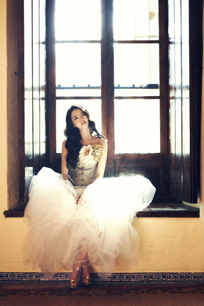 高雅罗西班牙拍画报集 烟熏妆流露冷艳美【图】