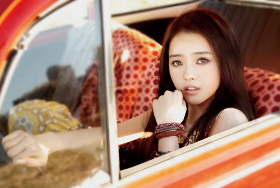 高雅罗西班牙拍画报集 烟熏妆流露冷艳美【图】