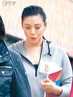 廖碧儿内地拍戏无暇顾家 父亲特接其下班