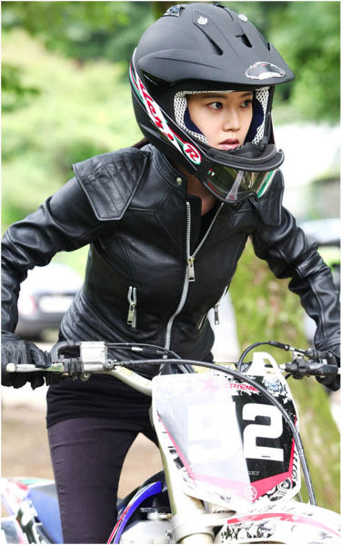 韩剧《善良的男人》文彩媛骑机车狂野出镜