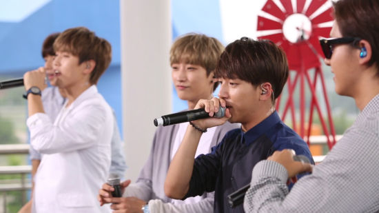 韩团B1A4成员BARO自嘲化妆失误成黑白无常