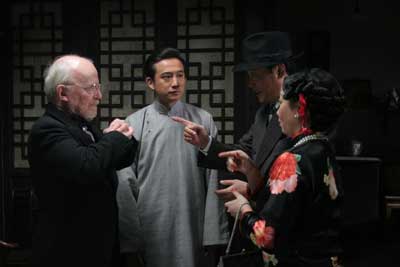 《四世同堂》拍摄重场戏 黄磊当老师教人学作揖
