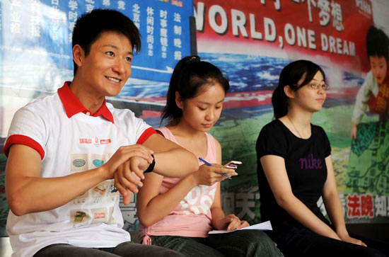 李宗翰身穿奥运地图衫为老外指路【图】