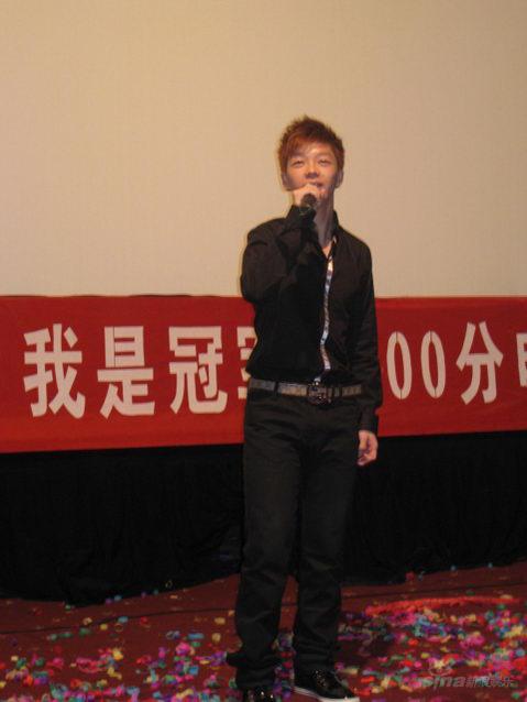 王栎鑫出席《我是冠军》首映式金色新发型抢眼