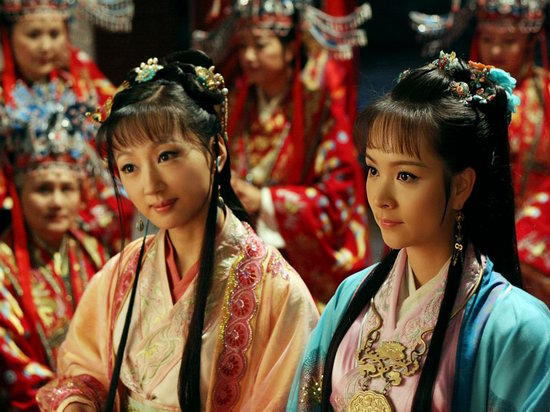 闵春晓扮演的林黛玉(左)与邓莎扮演的薛宝钗