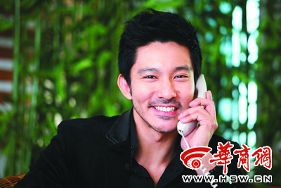 闫妮携女婿立威廉回娘家 接热线乡音不改