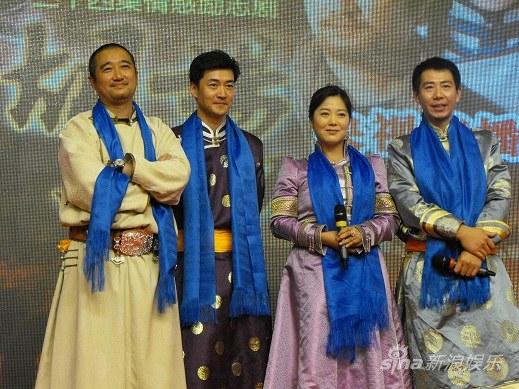 《胡杨女人》首播见面会李霖蒙古族盛装亮相