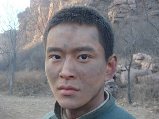 黄明《游戏之王》变硬汉走出岩男郎光环(图)
