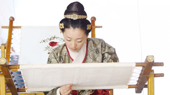 姜鸿《倾城雪》扮绣娘 亲上阵不用手替