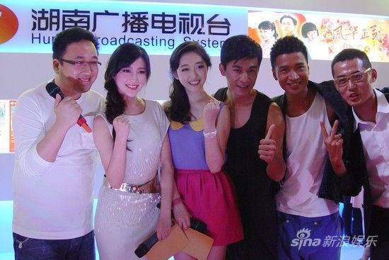 左起：于正、甘婷婷、蒋梦婕、乔振宇、何晟铭