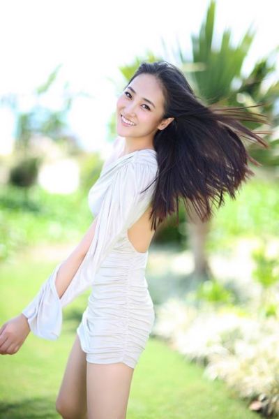 高姝瑶长发飘逸尽显婀娜