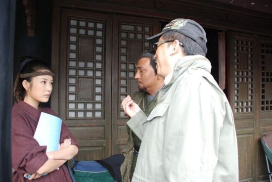 导演谷景云在给靖靖说戏