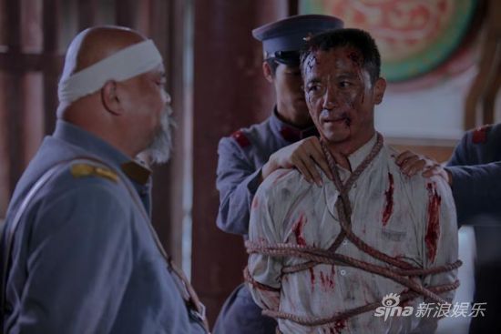 周征波饰演革命党杜英