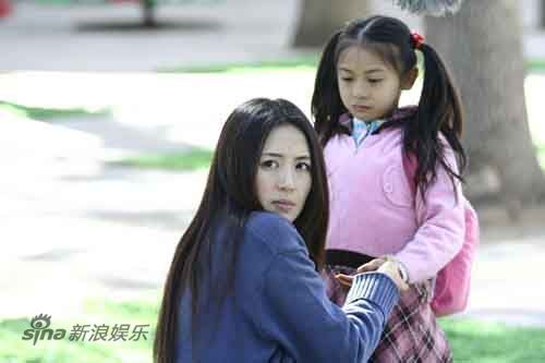 《家有公婆》中韩姗与女儿在一起