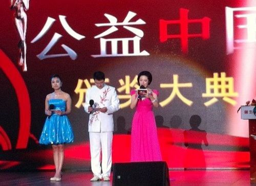 《小溪办事》主持人王羲获邀主持颁奖大典(右