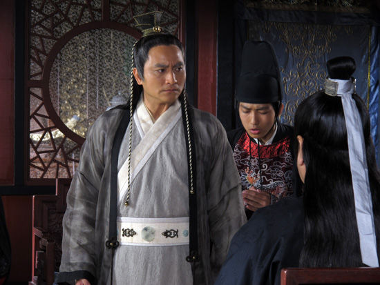 卓凡饰演金独异表情严肃