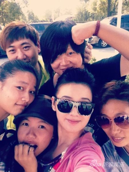 江铠同挑战自拍人数纪录 臭美儿童欢乐多|江铠