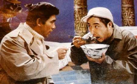 1984年春晚，陈佩斯和朱时茂首次亮相，表演小品《吃面条》 